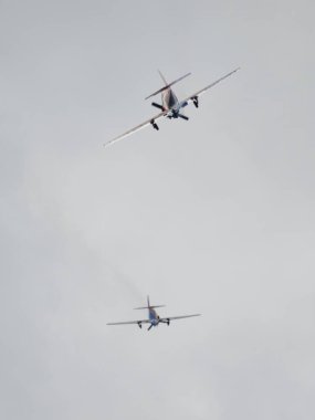 Hava gösterisinde Yak piston uçaklarının pilot performansları