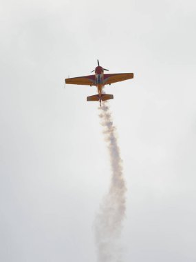 Hava gösterisinde Yak piston uçaklarının pilot performansları