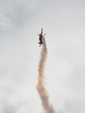 Hava gösterisinde Yak piston uçaklarının pilot performansları