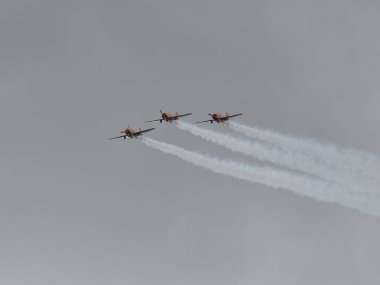 Hava gösterisinde Yak piston uçaklarının pilot performansları