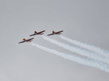 Hava gösterisinde Yak piston uçaklarının pilot performansları