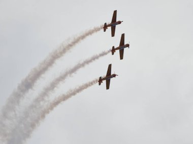 Hava gösterisinde Yak piston uçaklarının pilot performansları