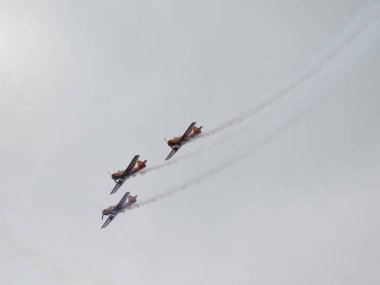 Hava gösterisinde Yak piston uçaklarının pilot performansları