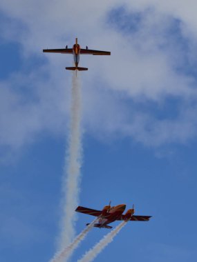Hava gösterisinde Yak piston uçaklarının pilot performansları