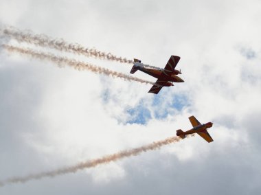 Hava gösterisinde Yak piston uçaklarının pilot performansları