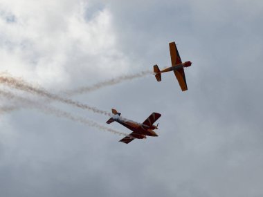 Hava gösterisinde Yak piston uçaklarının pilot performansları