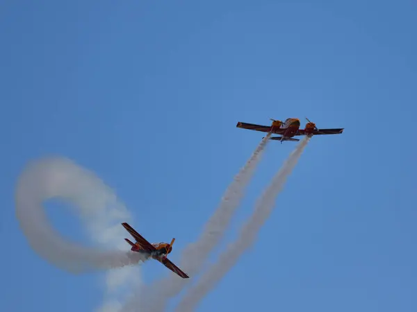 航空ショーでヤクのピストン航空機のパイロット公演 — ストック写真