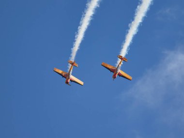 Hava gösterisinde Yak piston uçaklarının pilot performansları