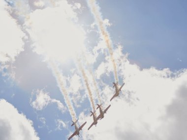 Hava gösterisinde Yak piston uçaklarının pilot performansları