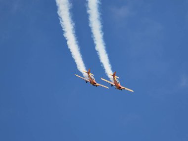 Hava gösterisinde Yak piston uçaklarının pilot performansları