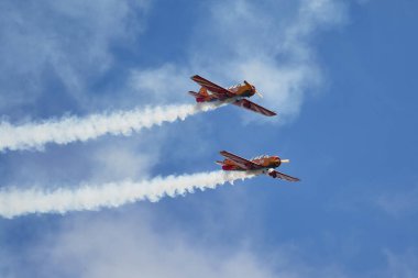 Hava gösterisinde Yak piston uçaklarının pilot performansları