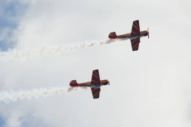 Hava gösterisinde Yak piston uçaklarının pilot performansları