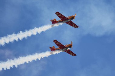 Hava gösterisinde Yak piston uçaklarının pilot performansları