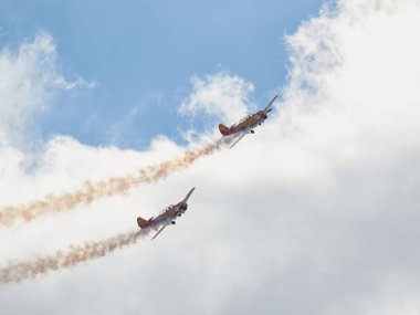 Hava gösterisinde Yak piston uçaklarının pilot performansları