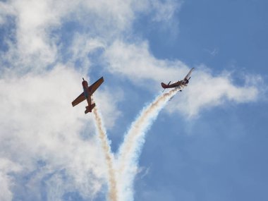 Hava gösterisinde Yak piston uçaklarının pilot performansları