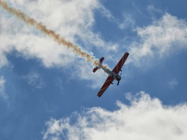 Hava gösterisinde Yak piston uçaklarının pilot performansları