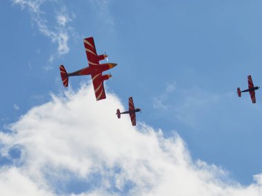 Hava gösterisinde Yak piston uçaklarının pilot performansları