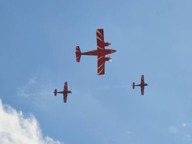 Hava gösterisinde Yak piston uçaklarının pilot performansları