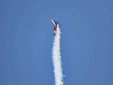 Hava gösterisinde Yak piston uçaklarının pilot performansları