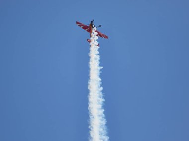 Hava gösterisinde Yak piston uçaklarının pilot performansları