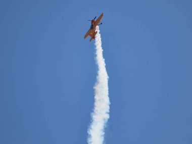 Hava gösterisinde Yak piston uçaklarının pilot performansları