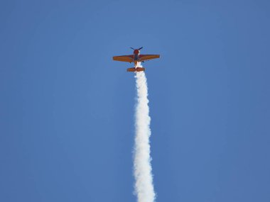 Hava gösterisinde Yak piston uçaklarının pilot performansları