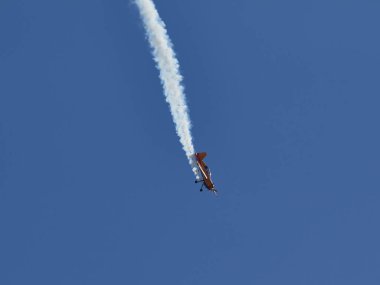 Hava gösterisinde Yak piston uçaklarının pilot performansları