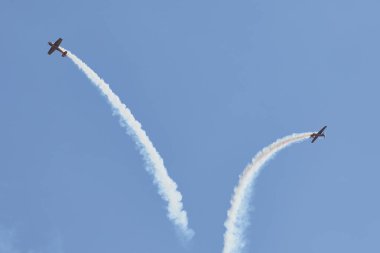 Hava gösterisinde Yak piston uçaklarının pilot performansları