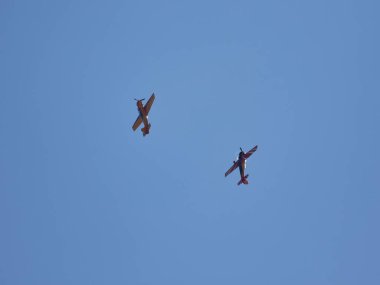 Hava gösterisinde Yak piston uçaklarının pilot performansları