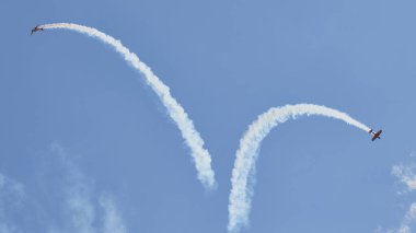 Hava gösterisinde Yak piston uçaklarının pilot performansları