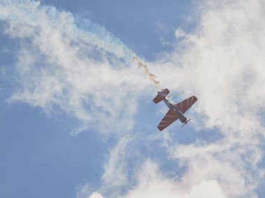 Hava gösterisinde Yak piston uçaklarının pilot performansları