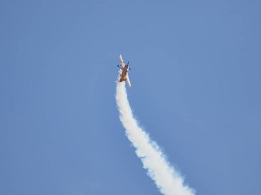 Hava gösterisinde Yak piston uçaklarının pilot performansları