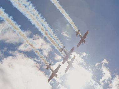 Hava gösterisinde Yak piston uçaklarının pilot performansları