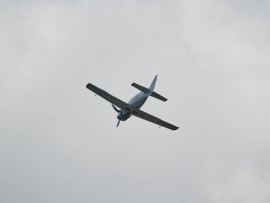 Hava gösterisinde Yak piston uçaklarının pilot performansları