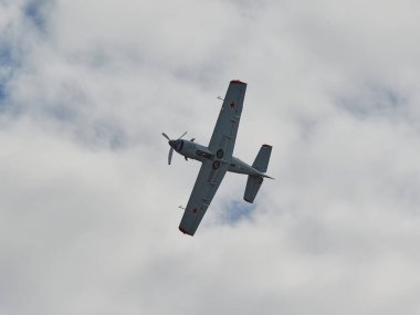 Hava gösterisinde Yak piston uçaklarının pilot performansları