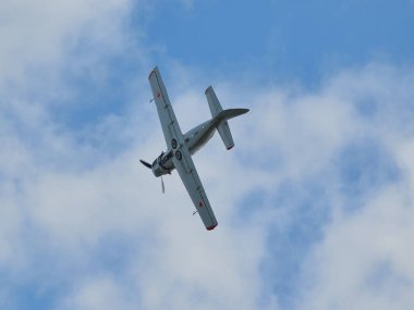 Hava gösterisinde Yak piston uçaklarının pilot performansları