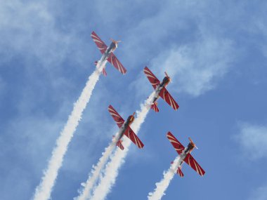 Hava gösterisinde Yak piston uçaklarının pilot performansları