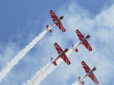 Hava gösterisinde Yak piston uçaklarının pilot performansları