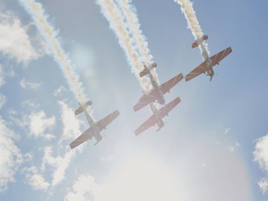 Hava gösterisinde Yak piston uçaklarının pilot performansları