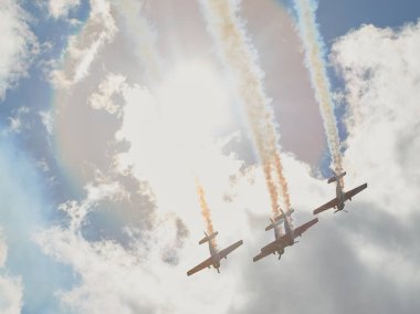 Hava gösterisinde Yak piston uçaklarının pilot performansları