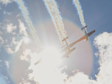 Hava gösterisinde Yak piston uçaklarının pilot performansları