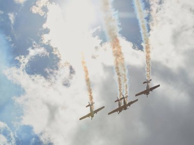 Hava gösterisinde Yak piston uçaklarının pilot performansları