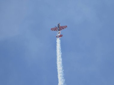 Hava gösterisinde Yak piston uçaklarının pilot performansları