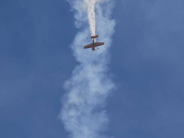 Hava gösterisinde Yak piston uçaklarının pilot performansları