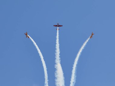 Hava gösterisinde Yak piston uçaklarının pilot performansları