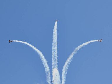 Hava gösterisinde Yak piston uçaklarının pilot performansları