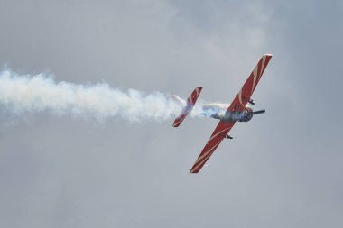 Hava gösterisinde Yak piston uçaklarının pilot performansları