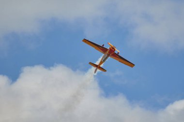 Hava gösterisinde Yak piston uçaklarının pilot performansları