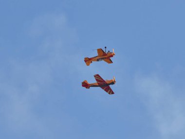 Hava gösterisinde Yak piston uçaklarının pilot performansları