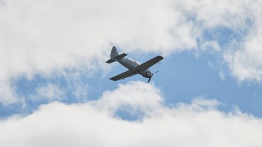 Hava gösterisinde Yak piston uçaklarının pilot performansları